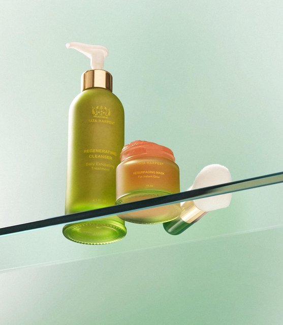 5 minutes to a total skin reset ⏱
Skin in need of a winter pick-me-up? Get proven results with Tata’s favorite 5-minute glow hack for brighter, smoother, and more hydrated skin after just 1 use.

Step 1: Regenerating Cleanser 
Buff our triple-action exfoliator onto dry skin to dissolve build-up and smooth texture. Don’t rinse off just yet!

Step 2: Resurfacing Mask 
Layer our instant glow mask on top of the cleanser. After 5 minutes, rinse away to reveal radiant skin.