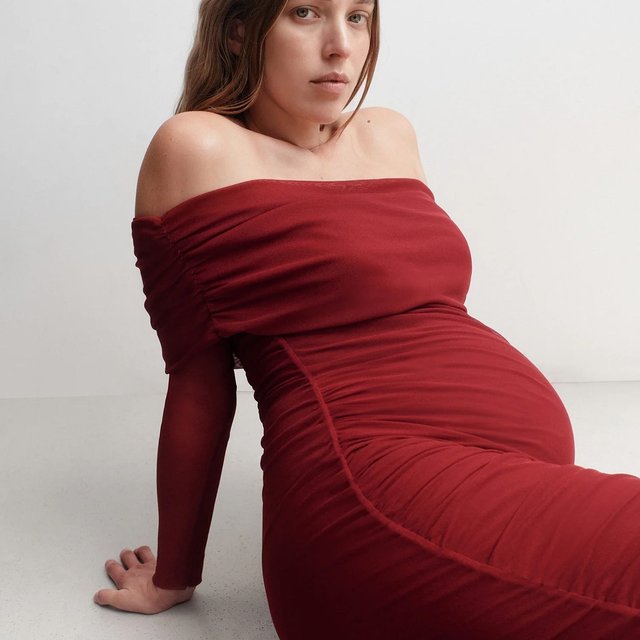 JUST DROPPED: OFF THE SHOULDER MESH DRESS IN RED ♥️🌹
Love is in the air—and so is your dream dress 😍 Shop the link in bio.
#reddress #maternitydress #pregnancydress #pregnancystyle #ootd #momtobe