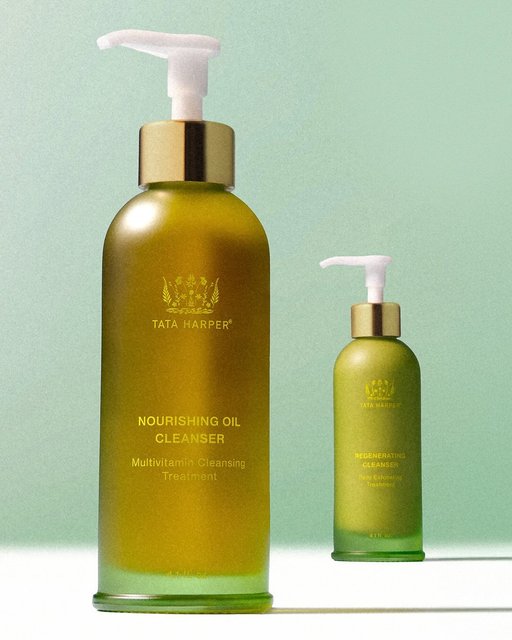 High performing alone, even better together 💚
Wash the day away with Tata’s go-to double cleanse ritual- Nourishing Oil Cleanser and Regenerating Cleanser. 
Start with an oil-based cleanser to dissolve makeup and impurities, and follow up with a triple action exfoliator to remove any leftover residue and unclog pores. This power pair deeply cleanses, and smoothes the skin without ever leaving it feeling stripped of moisture.