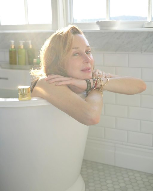Tata’s Love Bath Ritual💕
1. While the tub is filling with hot water, smudge the bathroom with sage and set your intention 
2. Add relaxing bath salts to your warm water 
3. Light a soothing candle- Tata loves @nette.nyc 
4. Sprinkle peony & rose petals into the bath water
5. Line the rim of your tub with crystals- Tata loves rose quartz, malachite, pink opal and chrysocolla
6. Apply your Hydrating Floral Mask to the face, neck, and chest
7. Relax and unwind…

What are your bath time essentials?