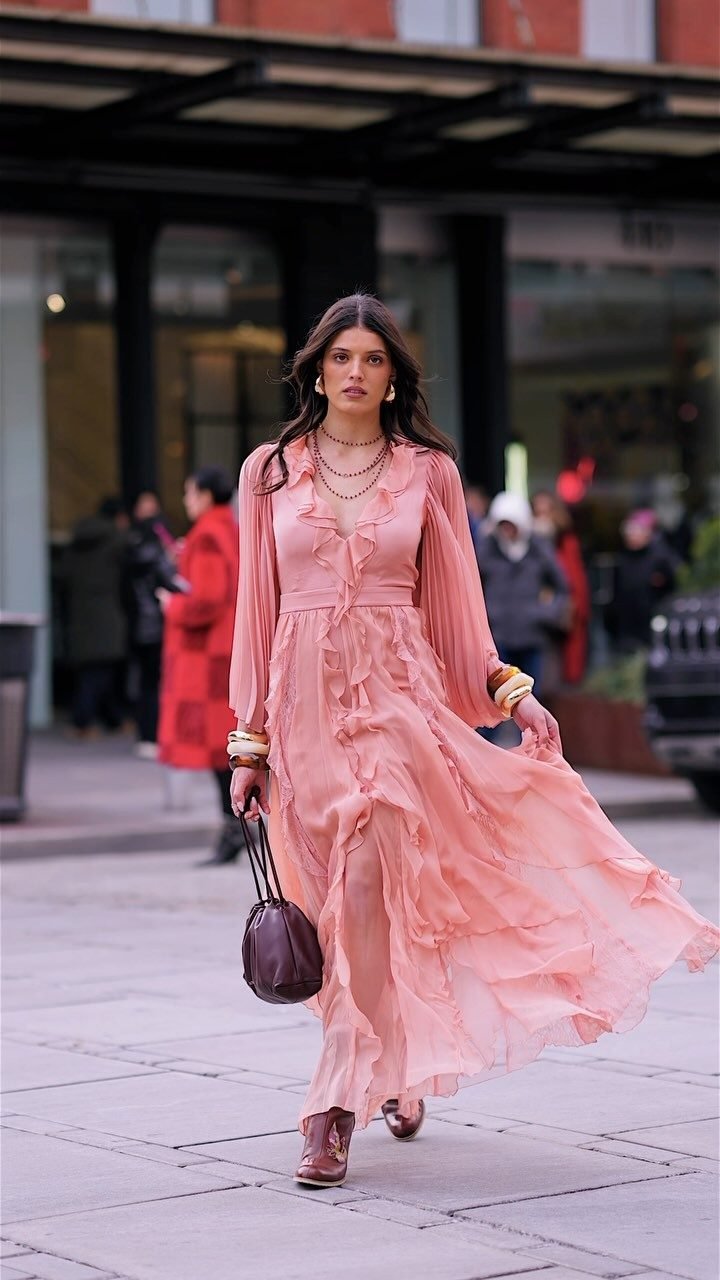 ALICE+OLIVIA サンバーストスリーブマキシドレス フリルレース Day Sunburst Sleeve Maxi Dress In Rose Tan | Alice + Olivia