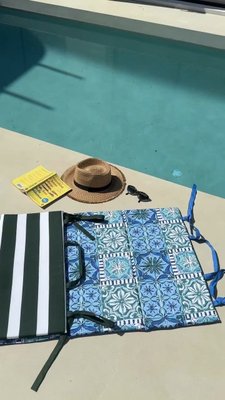 Soak up the last bits of summer by the beach or the pool 👙 
Shop beach mats from @BedBathNTable at the link in our bio and make the most of the sun ☀️