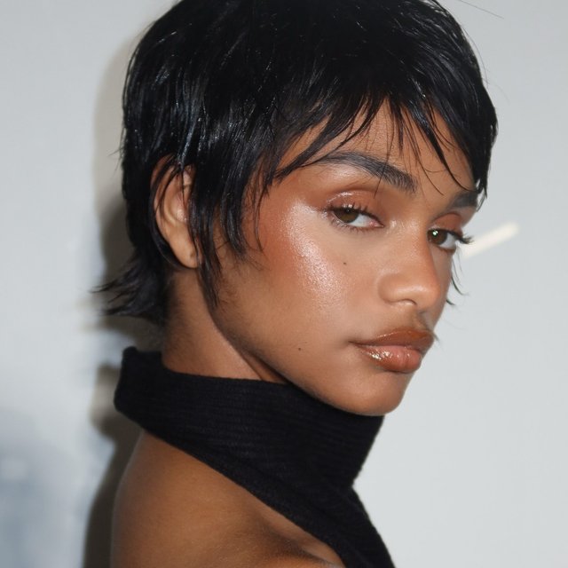 aslayy ✖️
Hair chloeflackhair
Make up details
vievemuse ‘hazelnut’ cream shadow stick
maccosmetics lipglass
refybeauty ‘tan’ cream bronzer
refybeauty ‘topaz’ liquid highlighter
maccosmetics ‘cork’ liner
#makeup #mua #makeupartist #model #hairstylist #gloss #glossyeyes #glowyskin #wethairlook #bts #behindthescenes