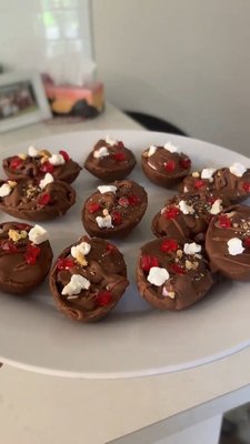 Sweet, simple, and egg-sactly what your Easter needs 🐣🍬 Follow @jadearvidson's easy recipe for Easter Egg Rocky Road to make the ultimate Easter treat 🐇😍

For more Easter inspiration and egg-citing events, hop to the link in our bio 🥕