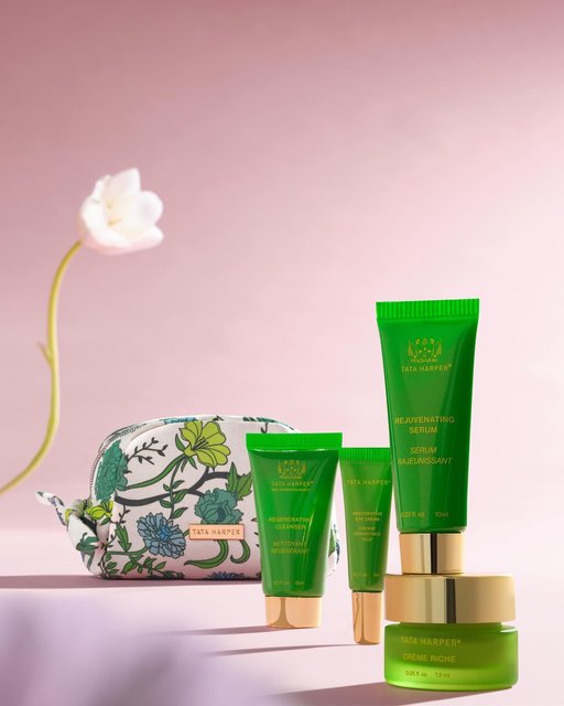 Moms are the best, so give her only the best.💚

We’re gifting Mom (or you) our must-have spring essentials, all bundled up in our limited-edition Mini Floral Bag with orders $200+.

💚Regenerating Cleanser
💚Rejuvenating Serum 
💚Restorative Eye Crème 
💚Crème Riche 

Use code TREATMOM at TataHarperSkincare.com