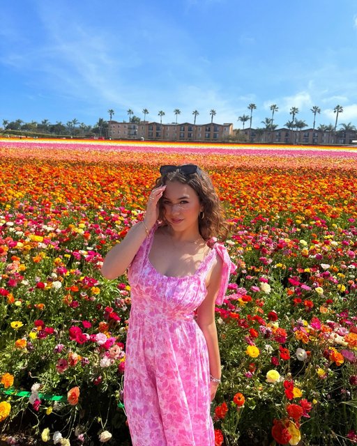 find me in a flower field 🌸🌱🧺

••
•
#spring #Pinterest #explore #california #sandiego #flowerfields #fashion #francescas #model