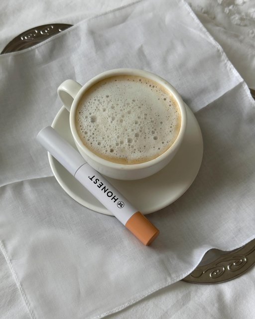 Our two daily non-negotiables: lattes and lifted lashes. ☕

📷 | @chernikova_dianaa
