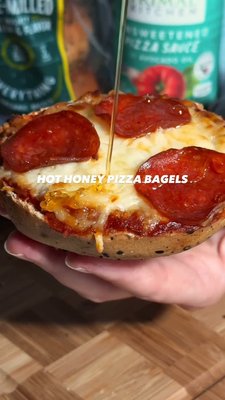Make these Hot Honey Pizza Bagels ASAP! Stone-milled bagels from @onemightymill (no industrial flour!) paired with @primalkitchenfoods unsweetened pizza sauce (no added sugar!) for the best lunch or after school snack EVER.