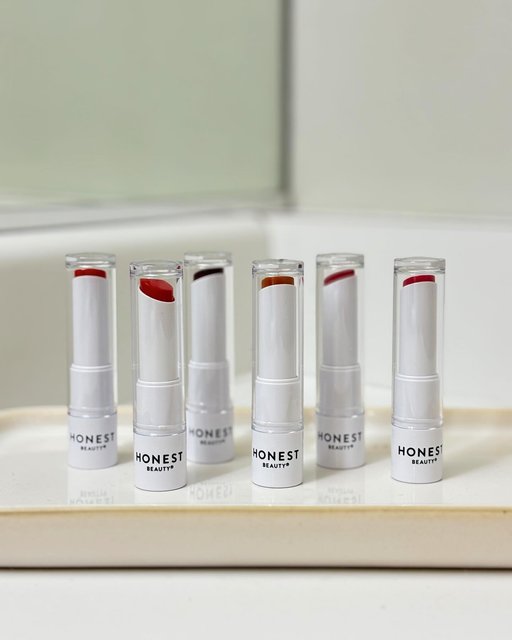 Ultra hydration and a light wash of color in just one swipe. 💄 Tinted Lip Balm is infused with nourishing avocado oil and antioxidant-rich acai and pomegranate extracts for all-day moisture.

📷 | @emreemayy