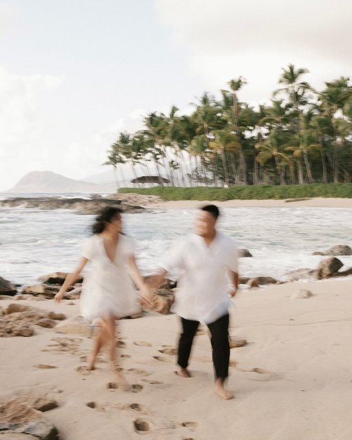If it’s not a dream proposal in Hawaii, we don’t want it. Congrats to @sheenaagdon @jk.mariano on your engagement. 

The Details: 18K Yellow Gold Briar Lab Diamond Ring set with an Oval Diamond

📷: @brandyleannphoto