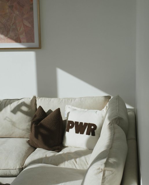Obsessed with every single detail of my studio. Everything was months and months of planning every little detail i envisioned in my head and knew exactly what I wanted 🤎 only the best for PWR Clients x