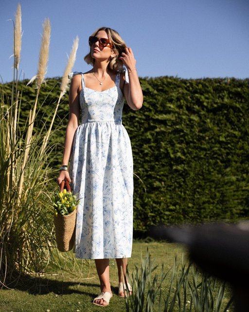@emilytierneyofficial is our Monday mood today, and everyday in our Serenity Dale Crepe Midi Dress. 💙

The ultimate feminine floral dress that will see you through the summer.