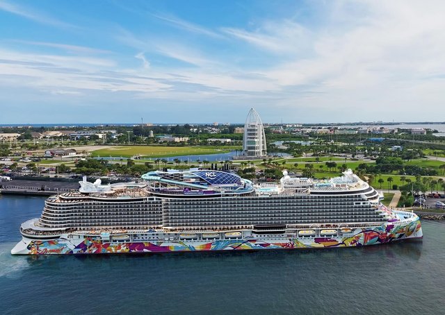 Turning heads as she arrives into her new homeport 🤭 #CruiseNorwegian

📍: Port Canaveral