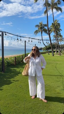 Another day in paradise ☀️🌊🥥🌺 Loving this all linen look from eileenfisherny truly my favorite place to shop all things linen and cashmere.
.
.
.
#vacationoutfits #linenoutfit #myeileen #beachlifestyle #nancymeyersaesthetic #nancymeyers #classicstyle
