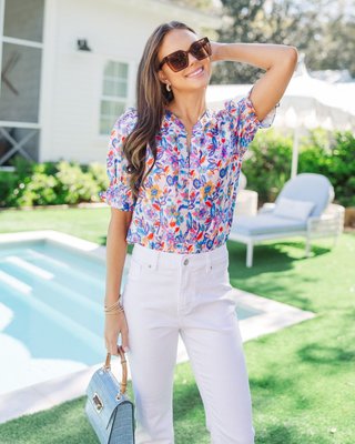 Bold blooms meet breezy comfort! This abstract blouse brings the energy!

$42 >> Can't Stop Now Blue Floral Abstract Blouse 

#shopthemint #boutique #onlineshopping #styledaily #getthelook #everydayfashion