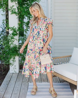Soft watercolor florals + a dreamy silhouette = the midi dress of the moment!

$64>> Real Love Blue Watercolor Floral Midi Dress

#shopthemint #boutique #onlineshopping #styledaily #getthelook #everydayfashion