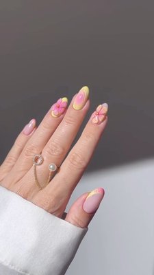 Yellow + pink just go together for spring 💐 We’re saving this set from @heygreatnails as inspo for our next nail appointment