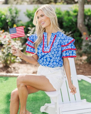🌼 Rickrack trim, fresh florals, and just the right amount of playful. Bring on the long weekends! *psst* Free Shipping, Today Only!!

$42 >> Waiting For Fun Blue Floral Rickrack Blouse 

#shopthemint #boutique #onlineshopping #styledaily #getthelook #everydayfashion