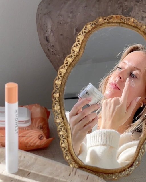 Your beauty routine is a reflection of how you treat yourself. Make it a mindful moment. 🧡

📷 | @yourmorninglatte