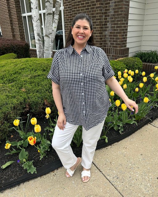 🌼☀️ Tulips, gingham, and sunshine bring out the best in warm weather fashion. Loving how @jamie_finkenthal rocks this seersucker shirt and straight-leg denim! Let the sunny days roll! 💖✨ #WomanWithin #HelloSpring #FashionGoals