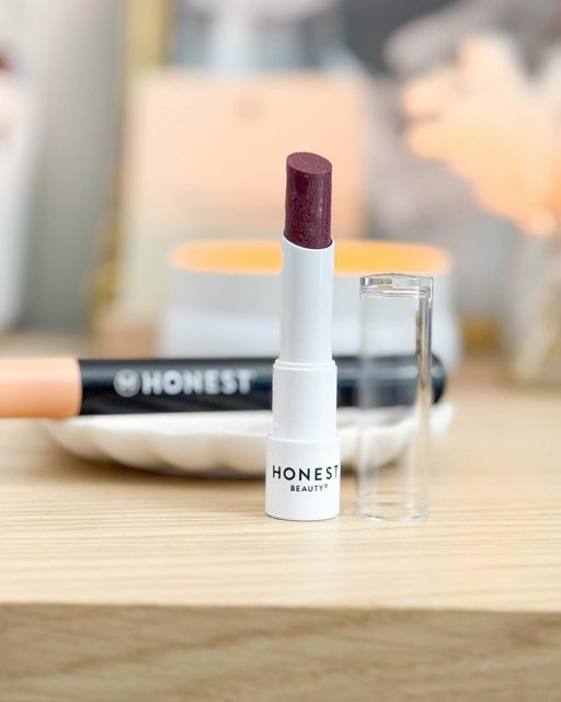 Tinted Lip Balm + Extreme Volume Mascara = our everyday beauty essentials 🖤

📷 | @whatambyloves