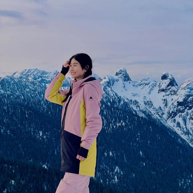 2025年1月18日是我第一次在🇨🇦滑雪🏂
辦了Cypress的五日平日票 買了雪衣雪褲板子
（我還有去過Seymour兩次Whistler一次 之後發）
跟著同事 一群滑雪狂熱份子們踏上這個旅程
滑雪🏂跟爬山很像 是一個可以跟自己對話的運動
不過滑雪需要搭配技巧的提升 才會感受更多樂趣
隨著纜車🚡越來越高 看到的景色真的不可思議
第一次被Viktor帶去寶寶道練習後刃還有落葉飄
差不多滑個兩趟 加上練習獨立上下纜車之後
哇～～ 直接去綠道了呢😆（那時候完全不怕）
然後就一路推波 跌倒  躺平 站起來 推波 循環🔄
還遇到Daisy Maggie很好心的陪我慢慢滑🥹
覺得可能我屁股肉多再加上有一點肌力底子
完全摔倒不痛 身體也沒痠痛 一直期待再去滑
-
然後第二次繼續鑽研技巧 後刃基本上沒問題
開始練習一點點的轉彎 J turn 開始享受速度感
第二次也沒什麼跌倒 通常都是知道要跌到躺下去
那時候的雪好軟 好舒服😆 難怪不會痛ʕ •ᴥ•ʔ😆
-
再來第三次 直接上了藍道 為了看美景 拍美照🤩
體驗了被skychair纜車甩出去的速度感（幸好沒跌過）
然後超級辛苦的一路推波下藍道接綠道 途中誤闖黑道
然後就開始練習C turn 發現卡關因為前刃太怕了
於是開始狂練前刃 然後不停的跪天跪地 還沒穿護具
直接跪出兩大塊瘀青🤪然後就跟Daisy借了護具🤣
-
再來第四次基本上沒什麼長進 因為大風雪🤣😆
同行友人全身濕 我的臉也被冰雪水夾雜風打得亂七八糟
不過讚嘆我的裝備 讓我乾燥登出😆謝謝Burton😆
-
再來第五次開始練習S turn 直接開始大摔🙂
在轉刃的時候直接背向下的滾一圈 超級痛～
大字型躺在雪道上面 頭震動很痛 在思考會不會腦震盪
然後慢慢改成一字型繼續躺著 開始思考人生
然後坐到雪道旁邊開始看別人都怎麼換刃怎麼轉
（對 我沒有請教練 想說大家都這樣摸索 我應該也可以🤣）
然後那天就不敢轉彎了😆🤣直接嚇到 有陰影😆
-
後來買了spring pass 可以無限次去滑😆
終於在克服心裡恐懼之下 成功自由自在的S turn了🤩
果然滑雪最需要膽子跟不怕痛的身體🙂🤣
後來還進化可以在藍道自在的S turn 繞過障礙物
還可以一口氣滑進排隊線前面再脫板🤩😍
（已經完成心願了🤩 當初覺得這樣超帥超厲害）
-
比起Seymour 跟 Whistler 兩個雪場
我對Cypress的感情確實比較深厚🤣
畢竟是伴隨著我一路進步的雪場🥹🏂
不論是新手還是高手都可以玩得很開心的地方
感覺自己進步很多 三個月來在cypress滑了7次
然後Seymour 2次 然後在Whistler 1次封板
已經開始懷念滑雪的日子ㄌ(((o(*ﾟ▽ﾟ*)o)))
明年大概也要重新適應再學習才能找回感覺😆
不過沒關係 我願意🤩 我要去日本滑🇯🇵🏂
覺得時間寶貴的人 可以請教練 會更速成！
聽朋友分享兩天就學會S turn🤩超快上手😍
是不是要揪團出發日本🇯🇵了ʕ •ᴥ•ʔ🥰🏂
#photos #photograph #photography #snow #snowboard #snowboarding #canada #cypress #photoftheday #winter #adventure #picture #pictureoftheday #nature #portrait #portraits #girl #explorepage✨ #explore #explorer #new #skill #selfie #smile #lifestyle