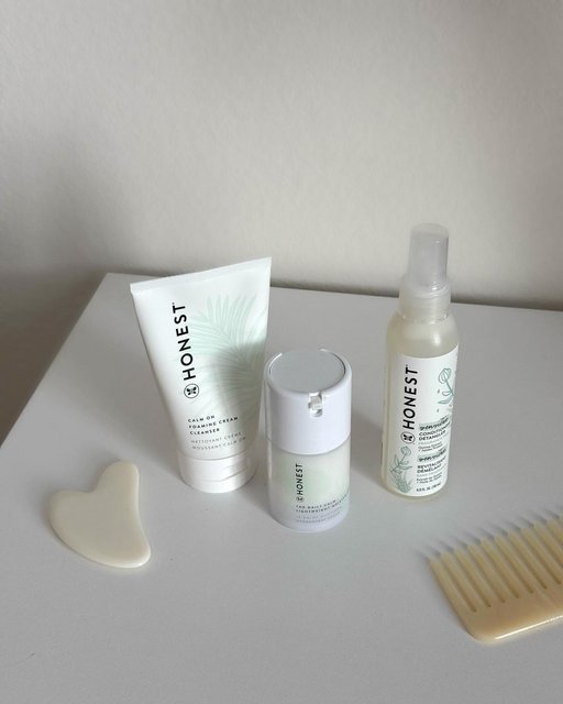 Self-care starts with what you choose every day. Products that nurture your skin and your peace of mind. 🧡

📷 | @chernikova_dianaa