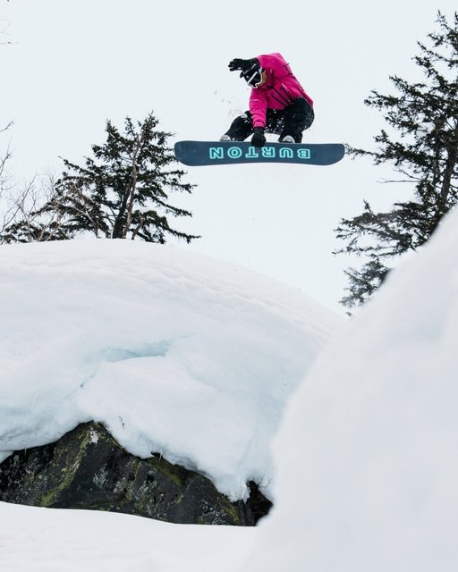 One ride, two vibes. The 2026 Custom Glow and Custom Jungle, both available now at your local snowboard shop. 

📸: @jesselynndawson