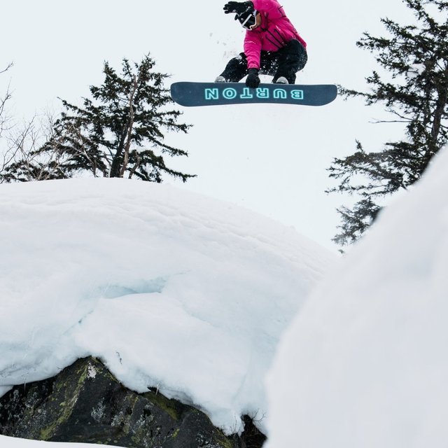 One ride, two vibes. The 2026 Custom Glow and Custom Jungle, both available now at your local snowboard shop.
📸: @jesselynndawson