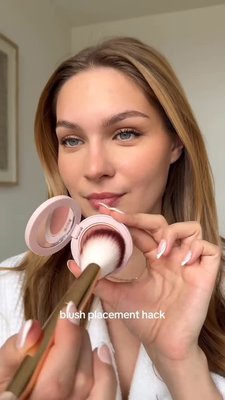 Blush placement hacks you need to know ☝️💕 @vladvovkk shows us these techniques using her fave @wander_beauty Blush All Day Hydrating Powder Blush ☺️ Which side are you feeling - lifted or fuller?