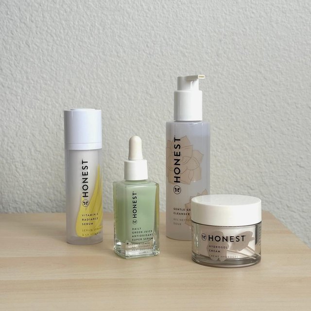 Setting the tone for the week with a skincare regimen made with ingredients you can trust. 🌿
