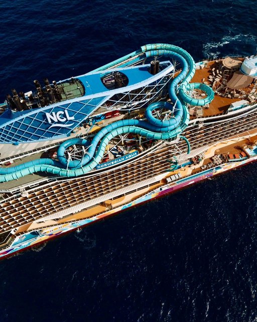 Probably needed a hug, got flung 31 MPH up the Aqua Slidecoaster instead #CruiseNorwegian

📷: @karlieplace
