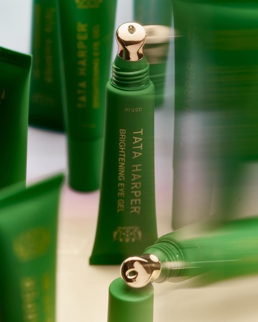 Brightening Eye Gel has been named a 2025 Skincare Awards winner for Best Eye Treatment by the experts at @harpersbazaarus. 🥇

“This refreshing eye gel helps reduce puffiness with natural ingredients like kakadu plum, caffeine, and avocado polyphenol.”- @katieintner, @jennarosenstein & @tiffdods 

Thank you to the team at Harper’s Bazaar for this honor!

Discover our award-winning eye treatment at @sephora and TataHarperSkincare.com