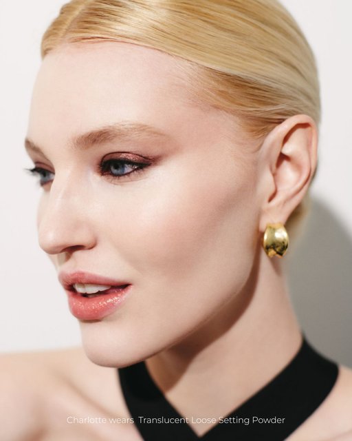 Soft-focus skin, courtesy of Translucent Loose Setting Powder. ​
​
You know it sets your look for 16HRs, but did you know it blurs the look of fine lines and controls shine all day and night?