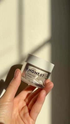 Have you tried Hydrogel Cream? This advanced moisture-release water cream quenches skin with dewy hydration as it refreshes and cools on application. 💧

Made with:
✔️ 2 types off Hyaluronic Acid to hydrate, soften, and firm
✔️ Squalane to moisturize and soften
✔️ Jojoba Esters to moisturize, soften, and soothe 

Made without:
✖️ Fragrances
✖️ PEGs
✖️ Parabens
✖️ Silicones

Shop Hydrogel Cream via link in bio.

📹 | @antoinettemaa