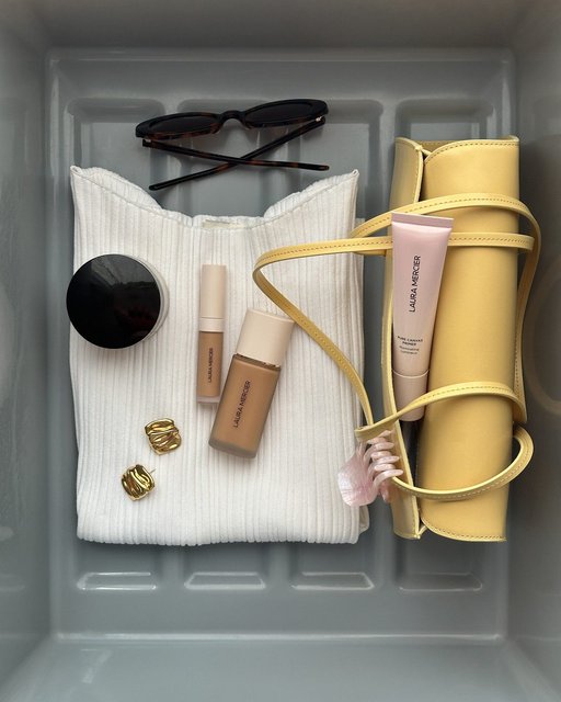 ✈️ Setting off, setting every look with Translucent Loose Setting Powder. ​

Which other effortless essentials are on your packing list? ​