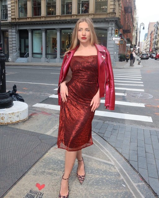 This dress = main character energy. Friday nights never looked so good. 💫