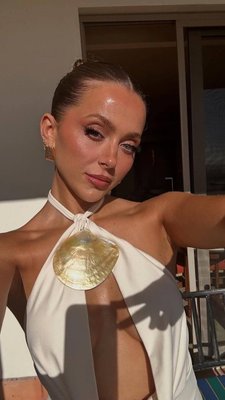 Shimmer & SPF all in one? Yes please ✨🧴 @abbybaffoe shows us why the @koparibeauty Sunglaze Sheer Setting Mist Sunscreen SPF 50 is viral 💫 Shop it to get an instant glow now on at the link in bio