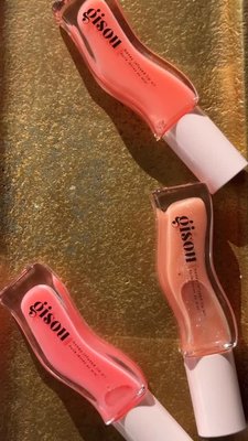 @brinney_ tried the @gisou Honey Infused Lip Oils and fell in love 😍 You need these high-shine lippies part of your rotation - Shop now at the link in bio