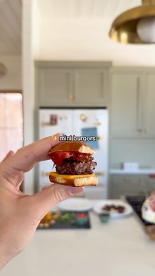 tiny pretzel bun cheeseburgers 🍔 technically these babies are just sliders.. but even tinier!!

pick up all your cookout condiments like Primal Kitchen Tad Sweet Ketchup for Memorial Day wknd at Publix, Sprouts, Whole Foods, and more!

by @madisonmealy
