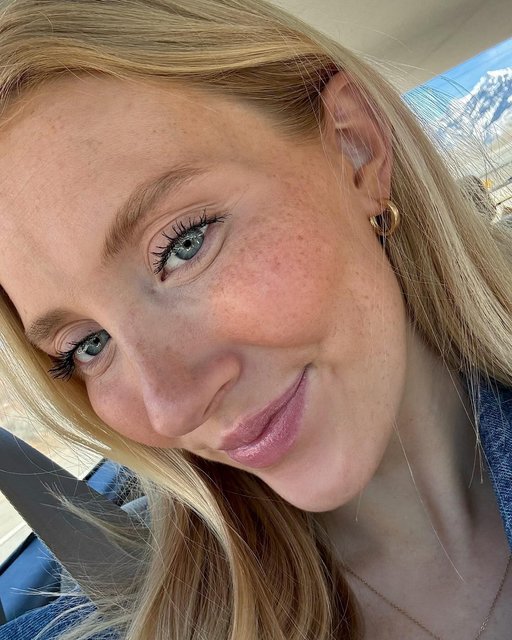 4 steps. Clean ingredients. Effortless results. Your beauty routine, made simple. 

🔸Makeup Remover Wipes
🔸Hydrogel Cream
🔸 Extreme Length Mascara + Lash Primer
🔸 Tinted Lip Balm

📷 | @emreemayy