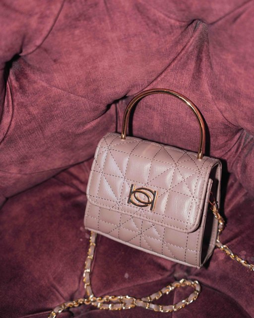 Boss energy in a bag ✨. Meet the Kamala Top Handle Crossbody — sleek, structured, and seriously stylish. 👜