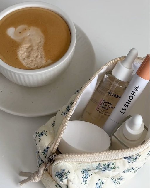 Nothing sets the tone for a good day quite like a latte and your go-to clean beauty essentials. 😌

📷 | @yourmorninglatte