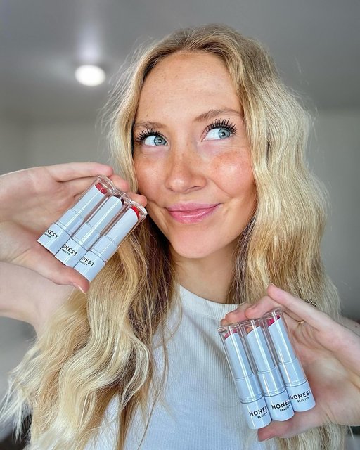 Tinted Lip Balm-obsessed. 💘 What’s your go-to shade?

📹 | @emreemayy