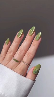 Because chrome makes every mani better 💅🌴🪩 Save this nail inspo from @heygreatnails for your next appt + shop all things nails at the link in bio
