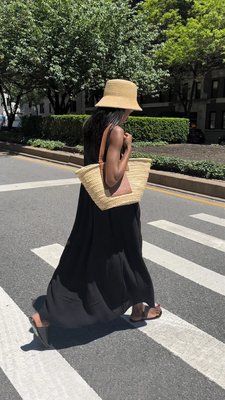@tonesoftrends wears our Organic Cotton Lofty Gauze staples. Versatile, lightweight and easy to pack so you can mix and match during your summer travels! #MyEILEEN