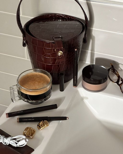 Morning non-negotiables: espresso and Translucent Loose Setting Powder. ☀️​

What are yours?
