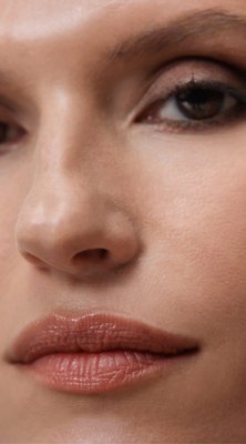 Set above the rest. ​
​
Formulated with antioxidant-rich Vitamins C and E and Oil-Absorbing Botanical Powders, Translucent Loose Setting Powder doesn’t just make your look last for 16HRs – it evens your complexion over time, instantly blurs skin and controls shine all day and night. ​
​
There’s a reason it’s the best – see for yourself. ​