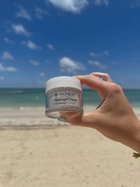 Jet lag and sun-soaked days don’t stand a chance. 💧 Our Hydrogel Cream is the ultimate travel companion. It’s lightweight, cooling, and packed with hydration to keep your skin glowing all summer long.