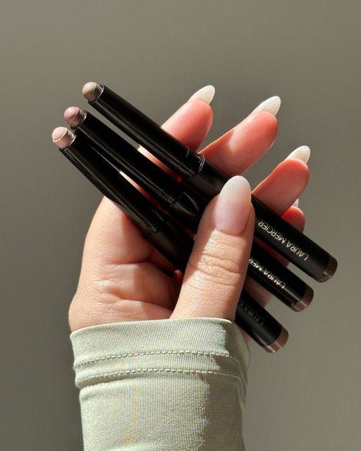 Ask an artist: (eye) color theory edition. 🎨​

Tell us your eye color and we’ll share which Caviar Stick Eye Shadow shades make your eyes pop.